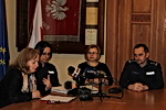Małgorzata Furga przedstawia dziennikarzom ideę projektu "Bezpieczni Obywatele Świata Ciszy"