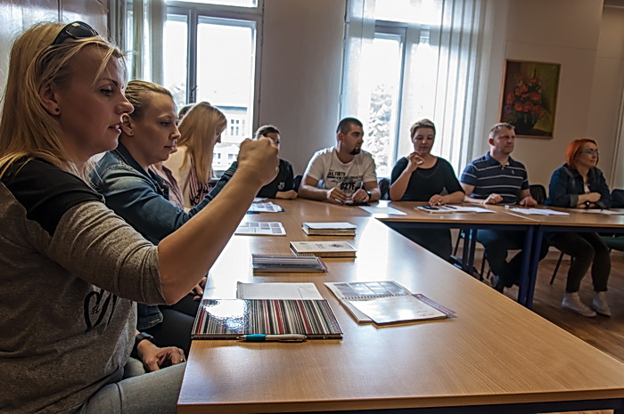 Dziennikarze i fotoreporterzy uczestniczą w warsztatach polskiego języka migowego realizowanych w ramach projektu „Bezpieczni Obywatele Świata Ciszy”. Policjanci prezentują umiejętności zdobyte w trakcie poprzednich zajęć.